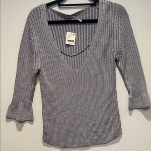 Free People - Ribbed V-neck 3/4 sleeve top. Size Large. Silver. NWT